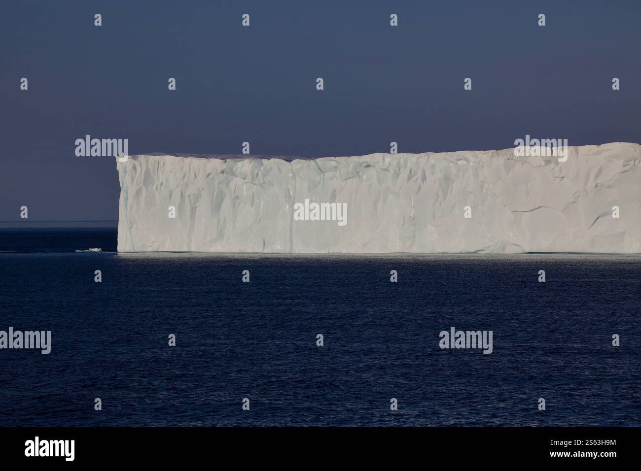 Un énorme iceberg flottant dans le détroit de Davis. Baie de Baffin. Groenland Banque D'Images