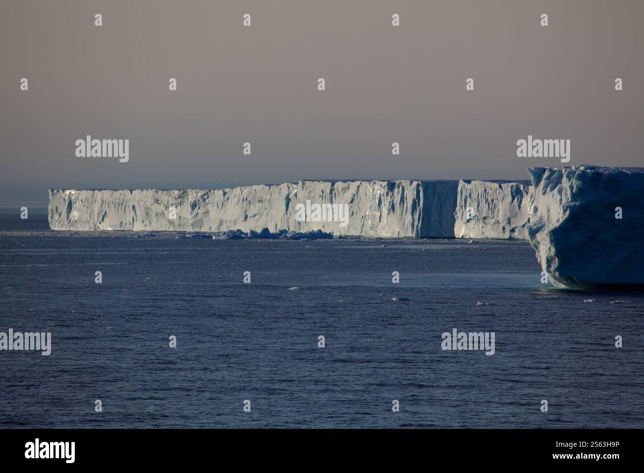 Un énorme iceberg flottant dans le détroit de Davis. Baie de Baffin. Groenland Banque D'Images