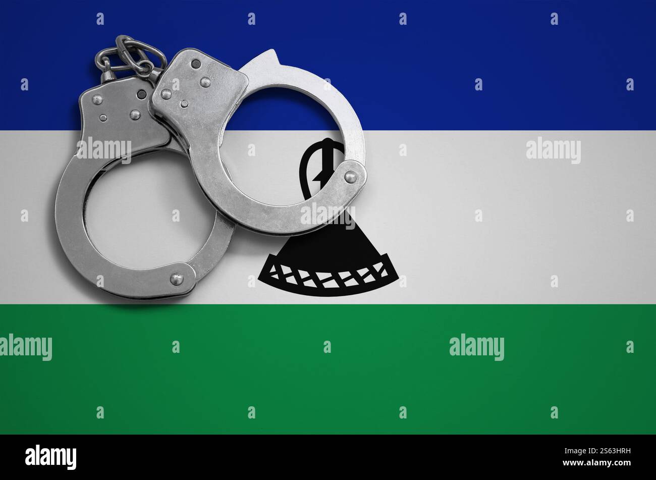Drapeau du Lesotho et menottes de police. La notion de crime et de délits dans le pays. Drapeau du Lesotho et menottes de police. Le concept de crime et Banque D'Images