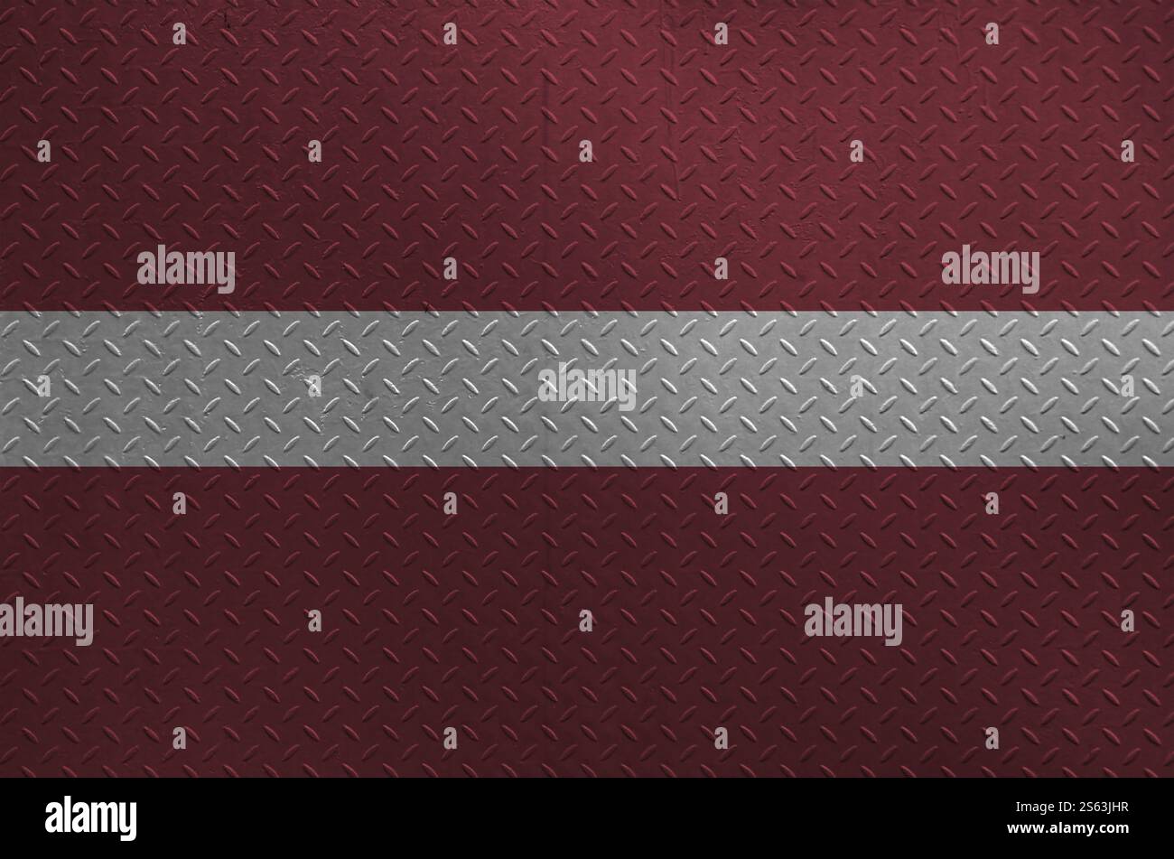 Drapeau letton représenté dans les couleurs de peinture sur la vieille plaque de métal brossé ou le mur en gros plan. Bannière texturée sur fond brut. Drapeau letton représenté en peinture Banque D'Images