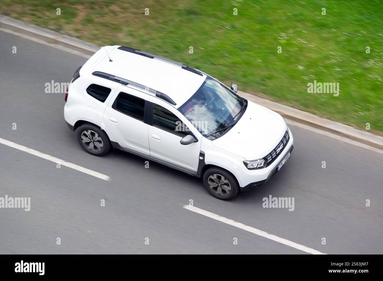 OSTRAVA, TCHÉQUIE - 28 MAI 2024 : voiture multisegment Dacia Duster blanche avec effet de flou de mouvement Banque D'Images