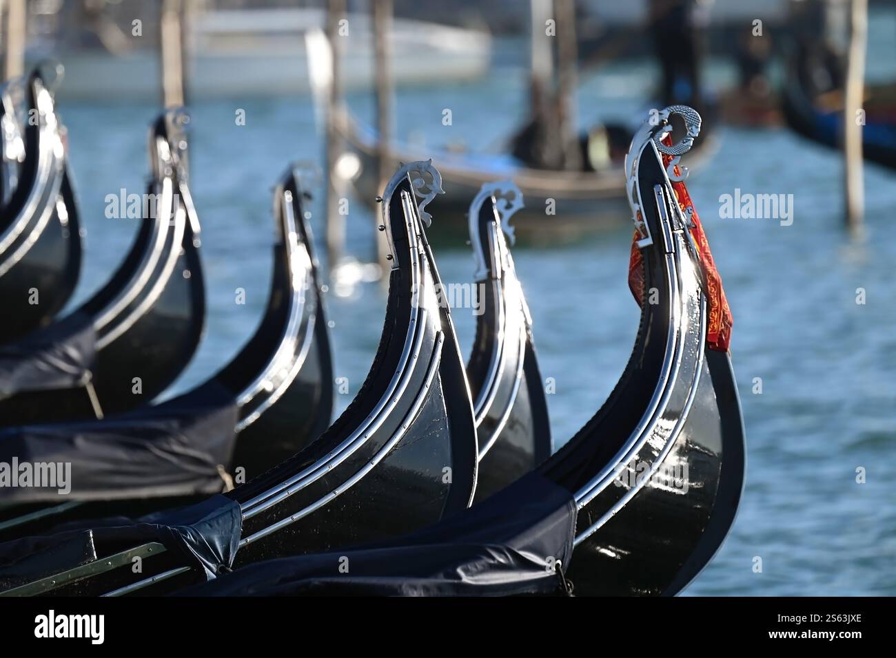 Rangée de gondoles noires amarrées sur le grand canal près de la place saint Marc Banque D'Images