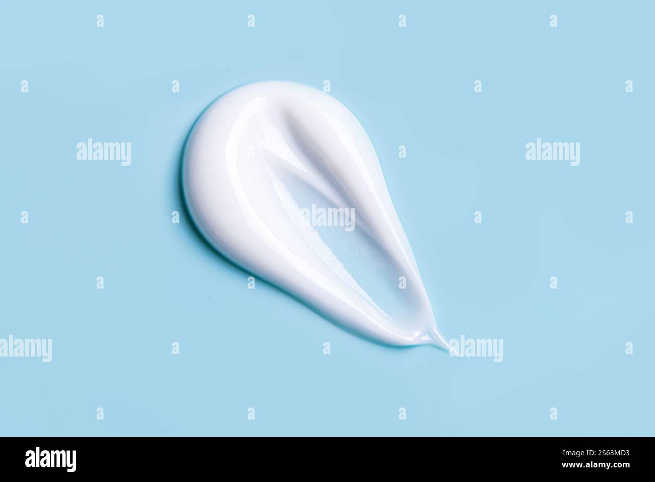 Gel crème cosmétique blanc frottis sur fond bleu pastel. Lotion de soin visage Swatch SERUM. Exemple de produit de beauté en gros plan Banque D'Images