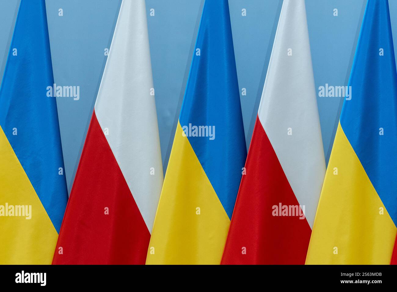 Varsovie, Pologne. 15 janvier 2025. Les drapeaux de la Pologne et de l'Ukraine ont été affichés lors d'une conférence de presse. Une conférence de presse a eu lieu à Varsovie avec le premier ministre polonais Donald Tusk et le président ukrainien Volodymyr Zelenskyy. Les principaux sujets abordés comprenaient la guerre en Ukraine, le soutien militaire par la livraison d’armes, les nouvelles sanctions contre la Russie, les perspectives historiques et les efforts visant à affaiblir la domination énergétique russe. Crédit : SOPA images Limited/Alamy Live News Banque D'Images
