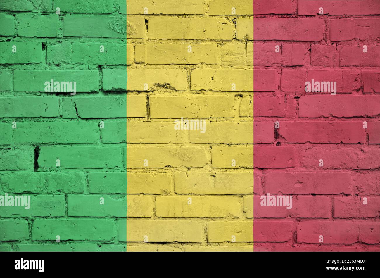 Mali drapeau est peint sur un vieux mur de brique Banque D'Images