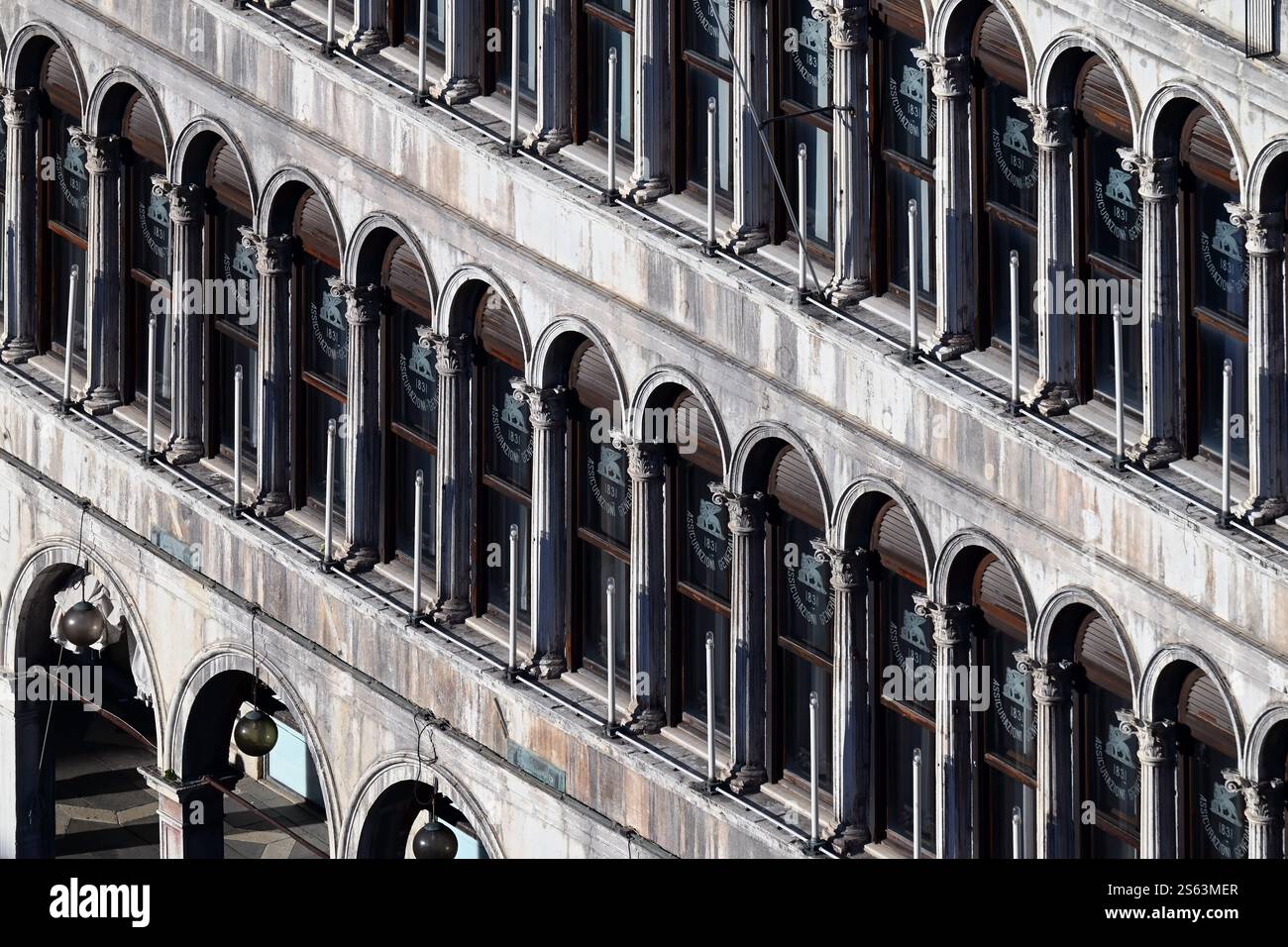 Fenêtres cintrées sur la place Saint-Marc depuis le haut du Campanile San Marco à Venise, Italie Banque D'Images
