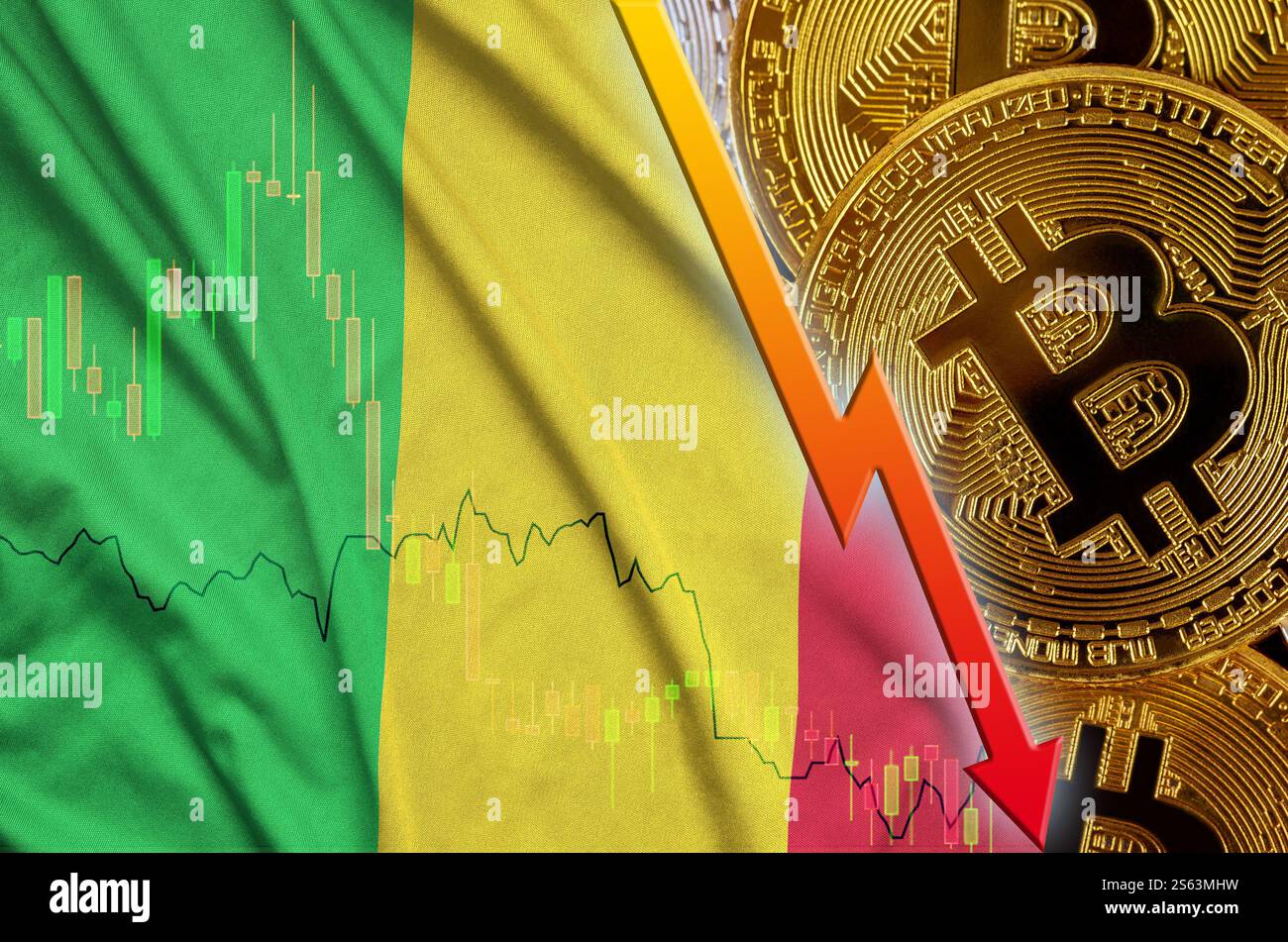 Tendance à la baisse du drapeau du Mali et de la crypto-monnaie avec de nombreux bitcoins en or. Concept de réduction Bitcoin dans le prix ou mauvaise conversion en crypto-monnaie Banque D'Images