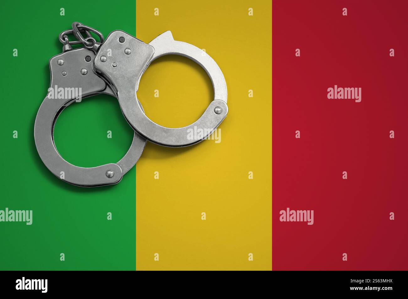 Drapeau du Mali et menottes policières. La notion de crime et de délits dans le pays. Drapeau du Mali et menottes policières. La notion de crime et de délits Banque D'Images