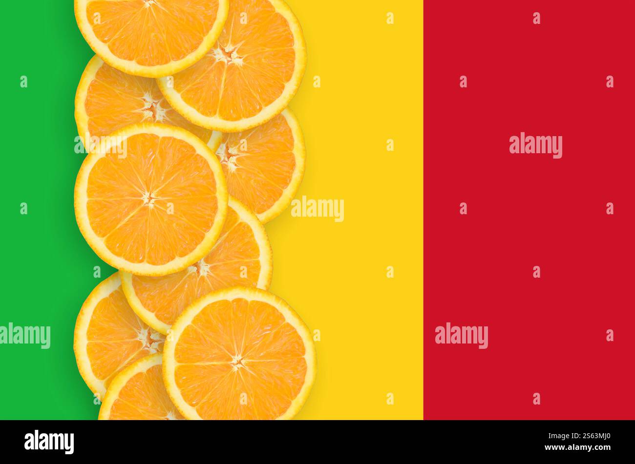 Drapeau du Mali et rangée verticale de tranches d'agrumes oranges. Concept de culture ainsi que d'importation et d'exportation d'agrumes. Drapeau du Mali et agrumes Banque D'Images
