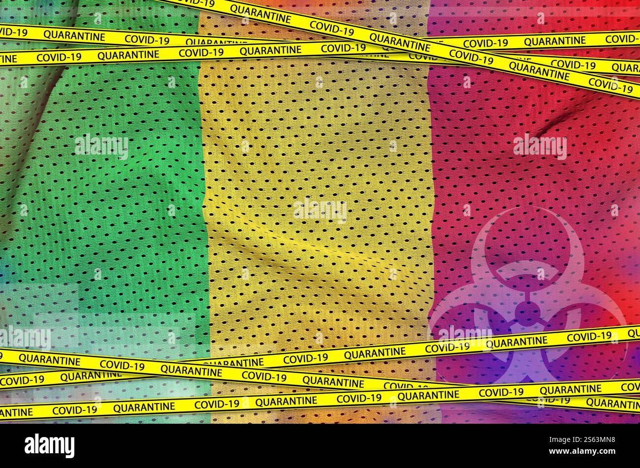 Drapeau du Mali et ruban jaune de quarantaine COVID-19. Concept de coronavirus ou virus pandémique 2019-nCoV. Drapeau du Mali et ruban jaune de quarantaine COVID-19. Banque D'Images