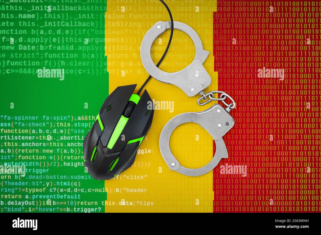 Drapeau du Mali et souris d'ordinateur moderne rétro-éclairée menottée. Concept créatif de lutte contre la criminalité informatique, les pirates informatiques et le piratage. Drapeau du Mali et menotté Banque D'Images