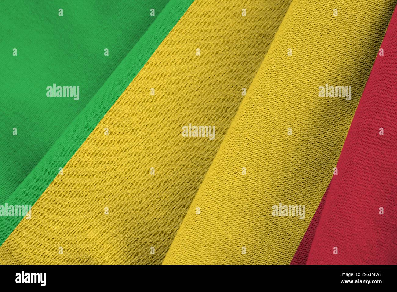 Drapeau du Mali avec de grands plis ondulant de près sous la lumière du studio à l'intérieur. Les symboles officiels et les couleurs dans la bannière de tissu. Drapeau du Mali avec de grands plis Banque D'Images