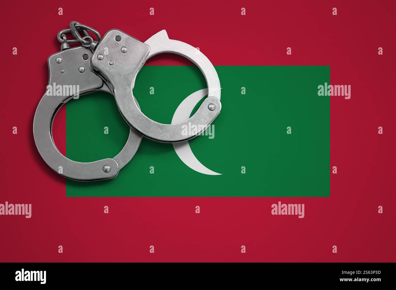Drapeau des Maldives et menottes de police. La notion de crime et de délits dans le pays. Drapeau des Maldives et menottes de police. Le concept de crime et Banque D'Images