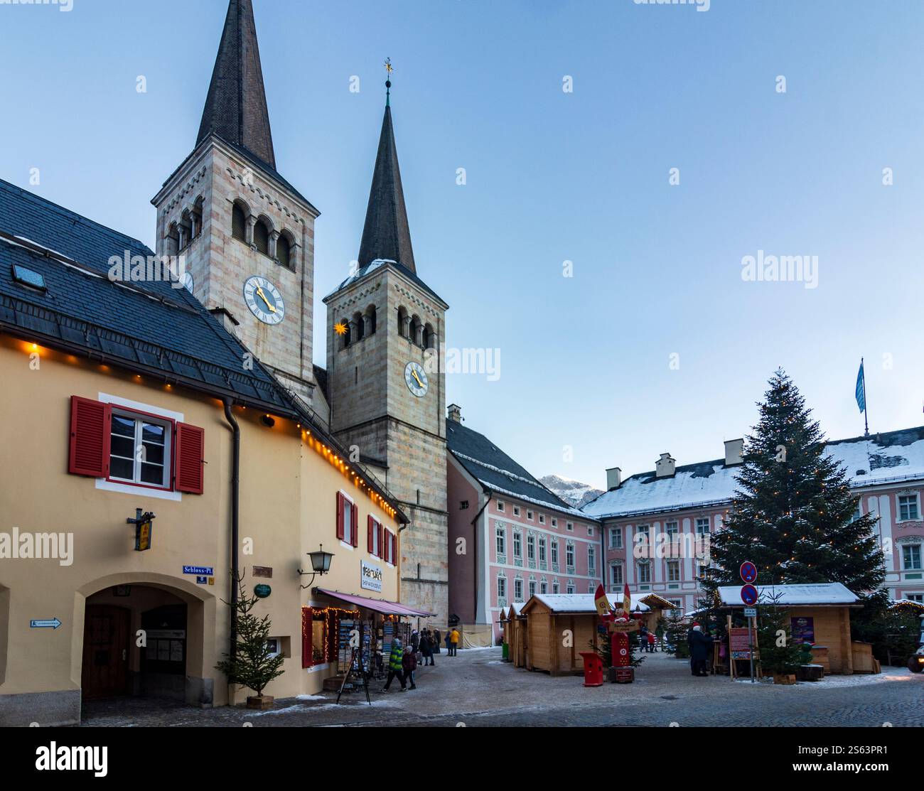 Berchtesgaden : Stiftskirche : Peter und Johannes der Täufer (Collégiale de Pierre et Jean-Baptiste), marché de Noël à Oberbayern, B. Banque D'Images