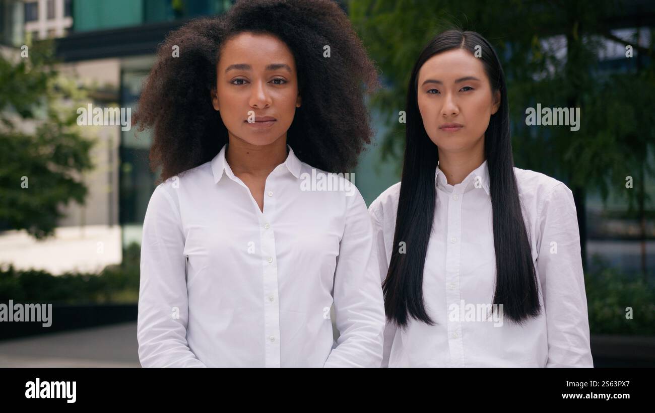 Fructueux afro-américain asiatique coréen femmes chinoises collègues collègues femmes d'affaires femmes d'affaires debout posant à la caméra Banque D'Images