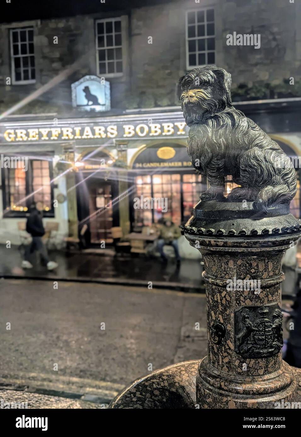 Greyfriars Bobby : le compagnon le plus fidèle d'Édimbourg, immortalisé en bronze, veille sur la ville qu'il n'a jamais quittée. - Image de stock capturée avec un smartphone