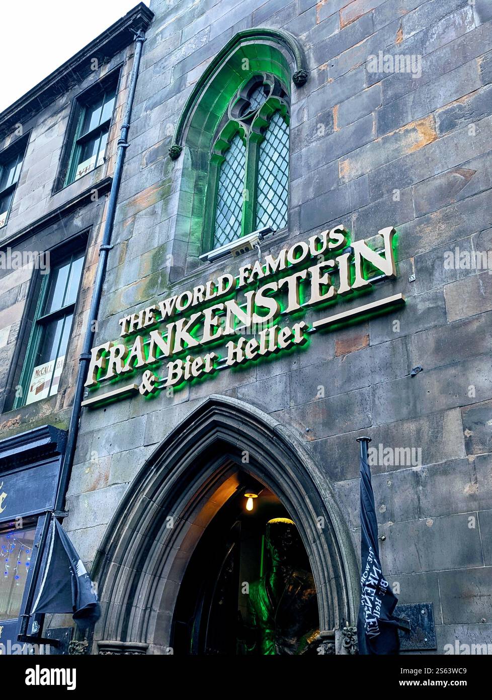 Entrez dans le monde de Frankenstein! Ce bar à thème gothique d'Édimbourg offre une atmosphère effrayante mais excitante pour les amateurs d'horreur et de bière. - Image de stock capturée avec un smartphone