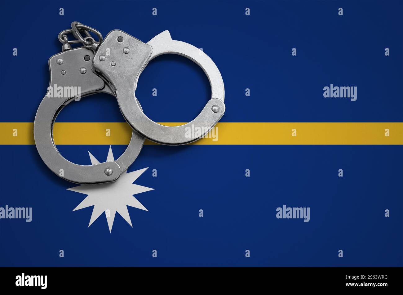 Drapeau de Nauru et menottes de police. La notion de crime et de délits dans le pays. Drapeau de Nauru et menottes de police. La notion de crime et de délits Banque D'Images