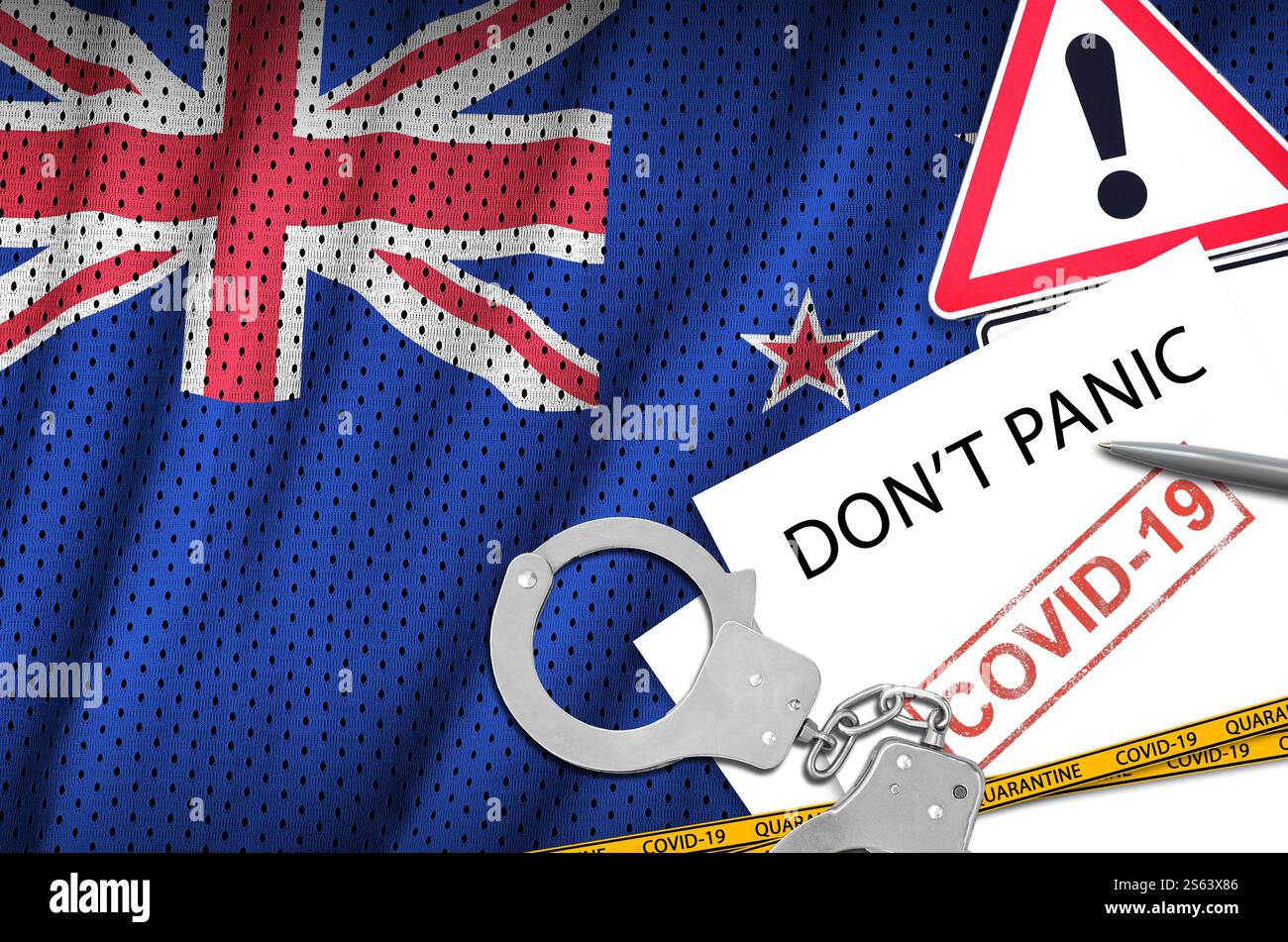 Drapeau néo-zélandais et menottes de police avec inscription ne paniquez pas sur papier blanc. Concept de coronavirus ou virus pandémique 2019-nCoV. Drapeau néo-zélandais Banque D'Images