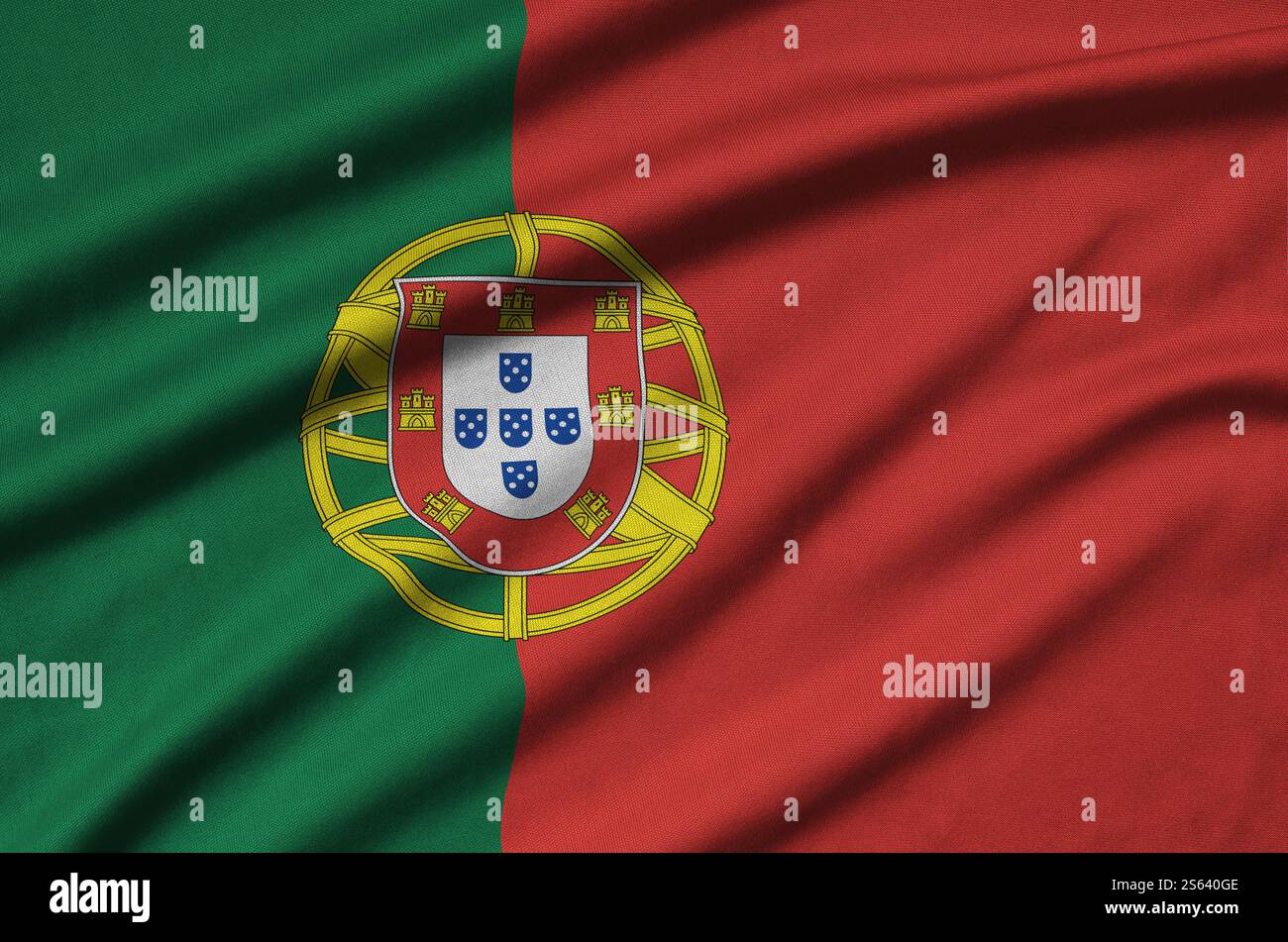 Le drapeau du Portugal est représenté sur un tissu de sport avec de nombreux plis. Bannière agitant l'équipe sportive. Drapeau du Portugal est représenté sur un tissu de tissu de sport avec Banque D'Images