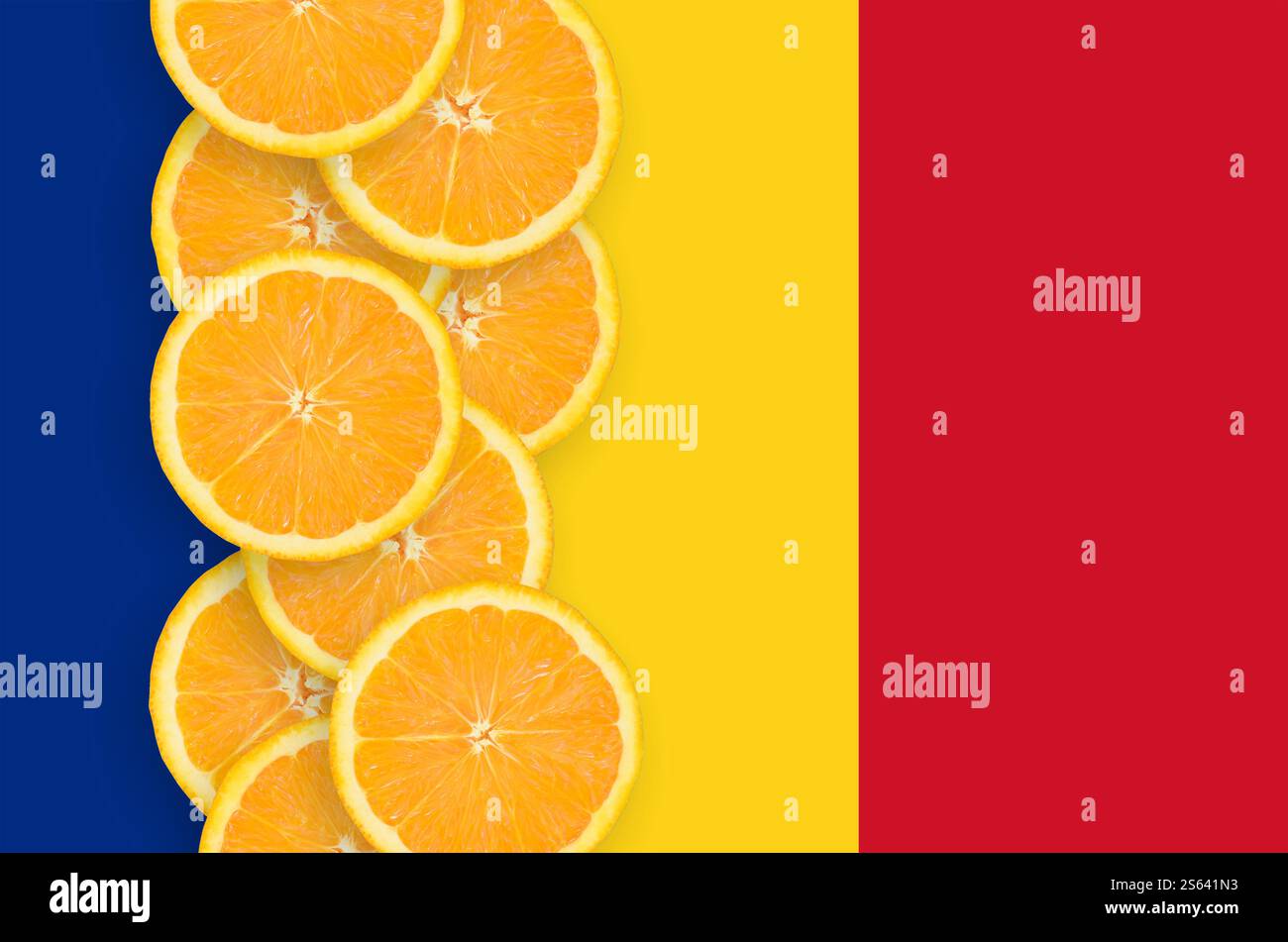 Drapeau roumain et rangée verticale de tranches d'agrumes orange. Concept de culture ainsi que d'importation et d'exportation d'agrumes. Drapeau roumain et Banque D'Images