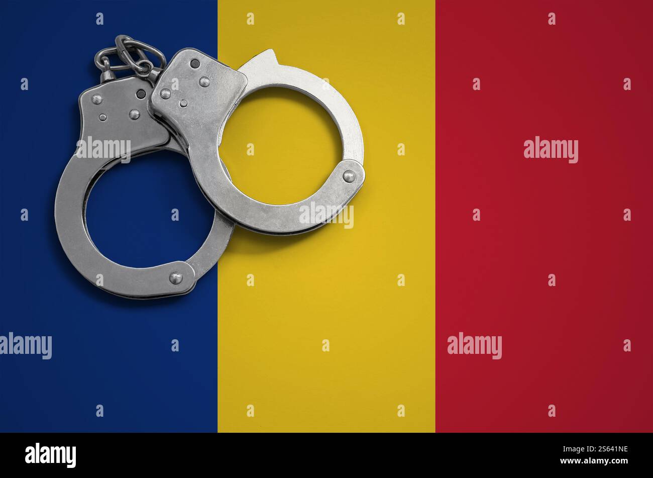 Drapeau roumain et menottes de police. La notion de crime et de délits dans le pays. Drapeau roumain et menottes de police. Le concept de crime et Banque D'Images