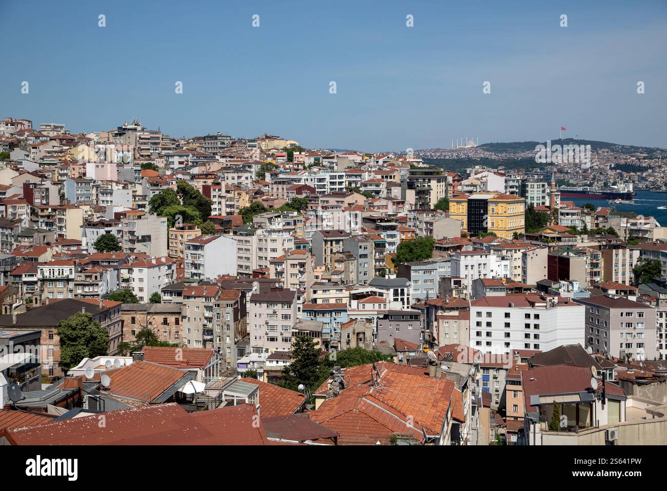 Istanbul, Turquie - 6-07-2024:L'apparition d'immeubles d'habitation côte à côte dans le quartier Cihangir d'Istanbul Banque D'Images