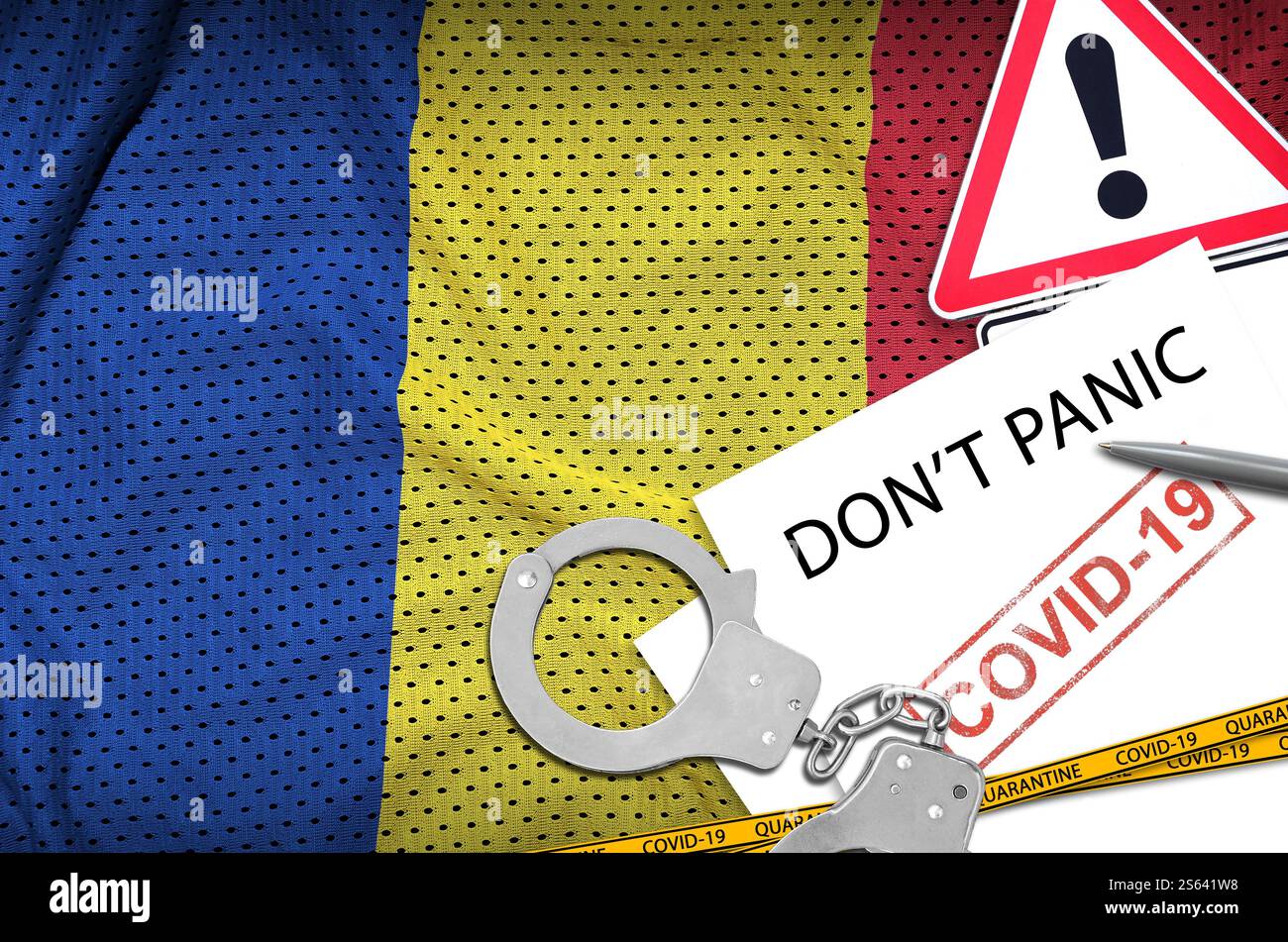 Drapeau roumain et menottes de police avec inscription ne paniquez pas sur papier blanc. Concept de coronavirus ou virus pandémique 2019-nCoV. Drapeau roumain et Banque D'Images