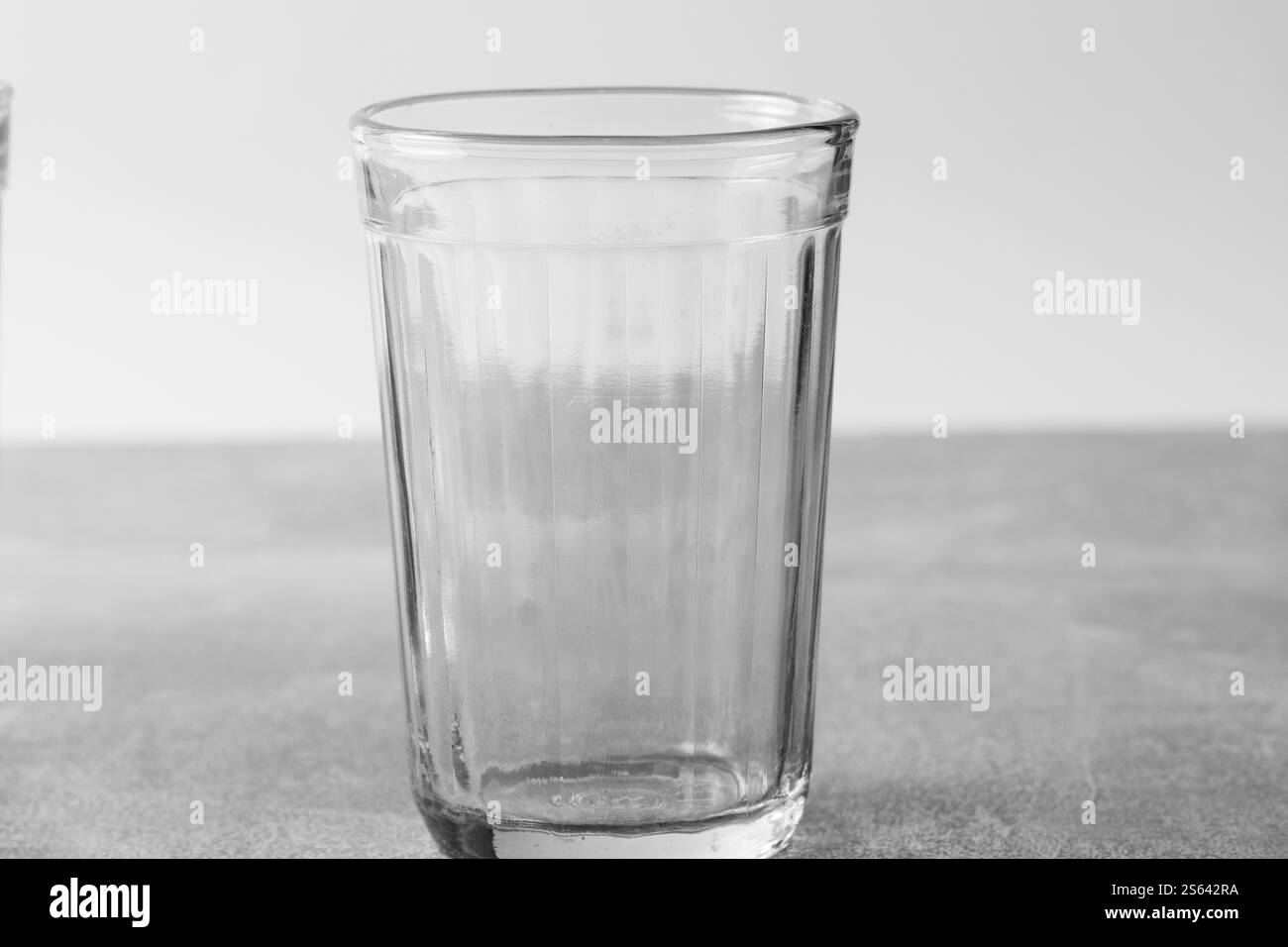 Verre vide sur fond gris. Gros plan Banque D'Images