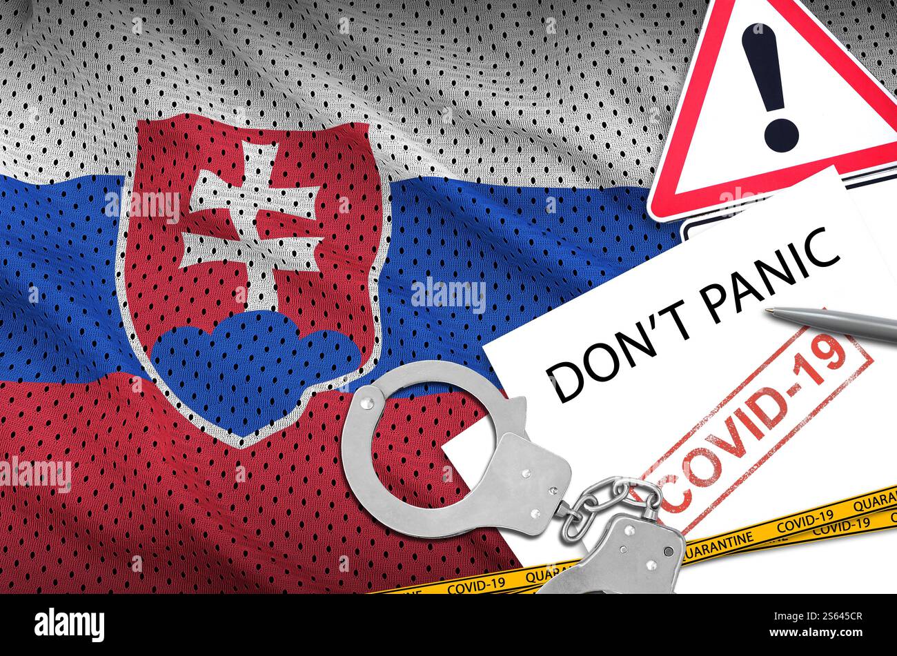 Drapeau slovaque et menottes de police avec inscription ne paniquez pas sur papier blanc. Concept de coronavirus ou virus pandémique 2019-nCoV. Drapeau slovaque et Banque D'Images