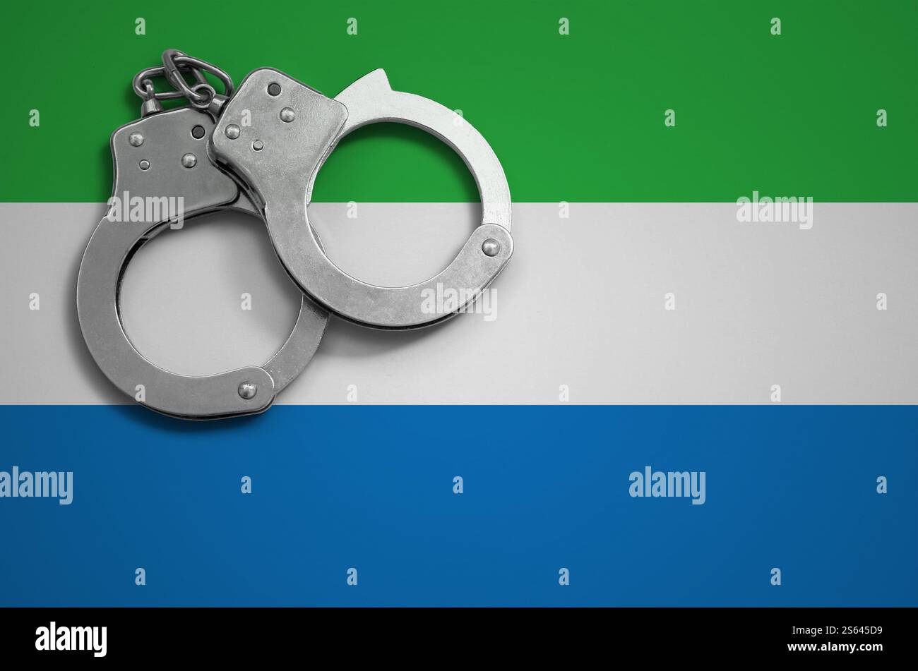 Drapeau Sierra Leone et menottes policières. La notion de crime et de délits dans le pays. Drapeau Sierra Leone et menottes policières. Le concept de Banque D'Images