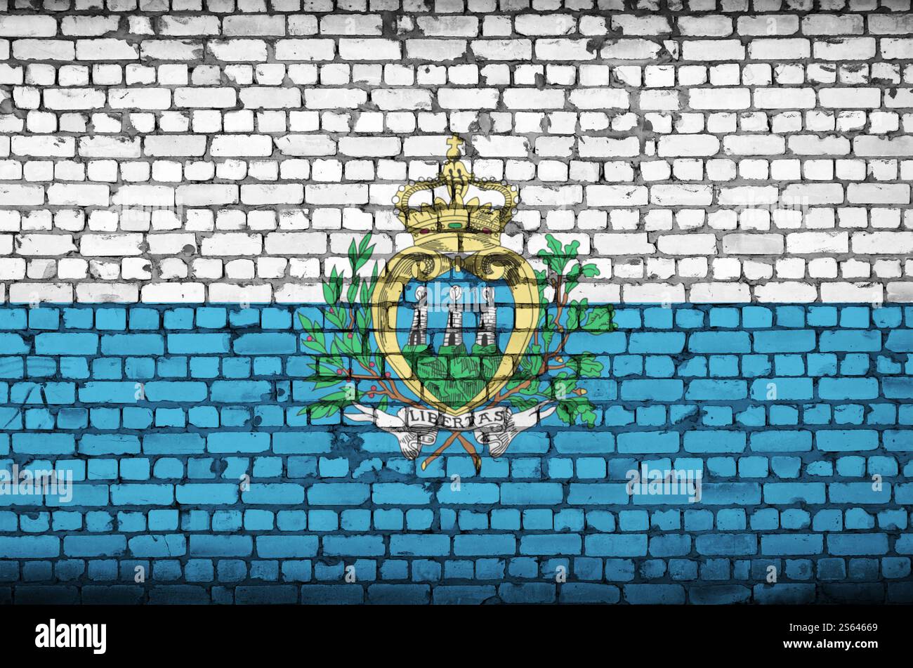 Saint-marin drapeau est peint sur un vieux mur de brique Banque D'Images