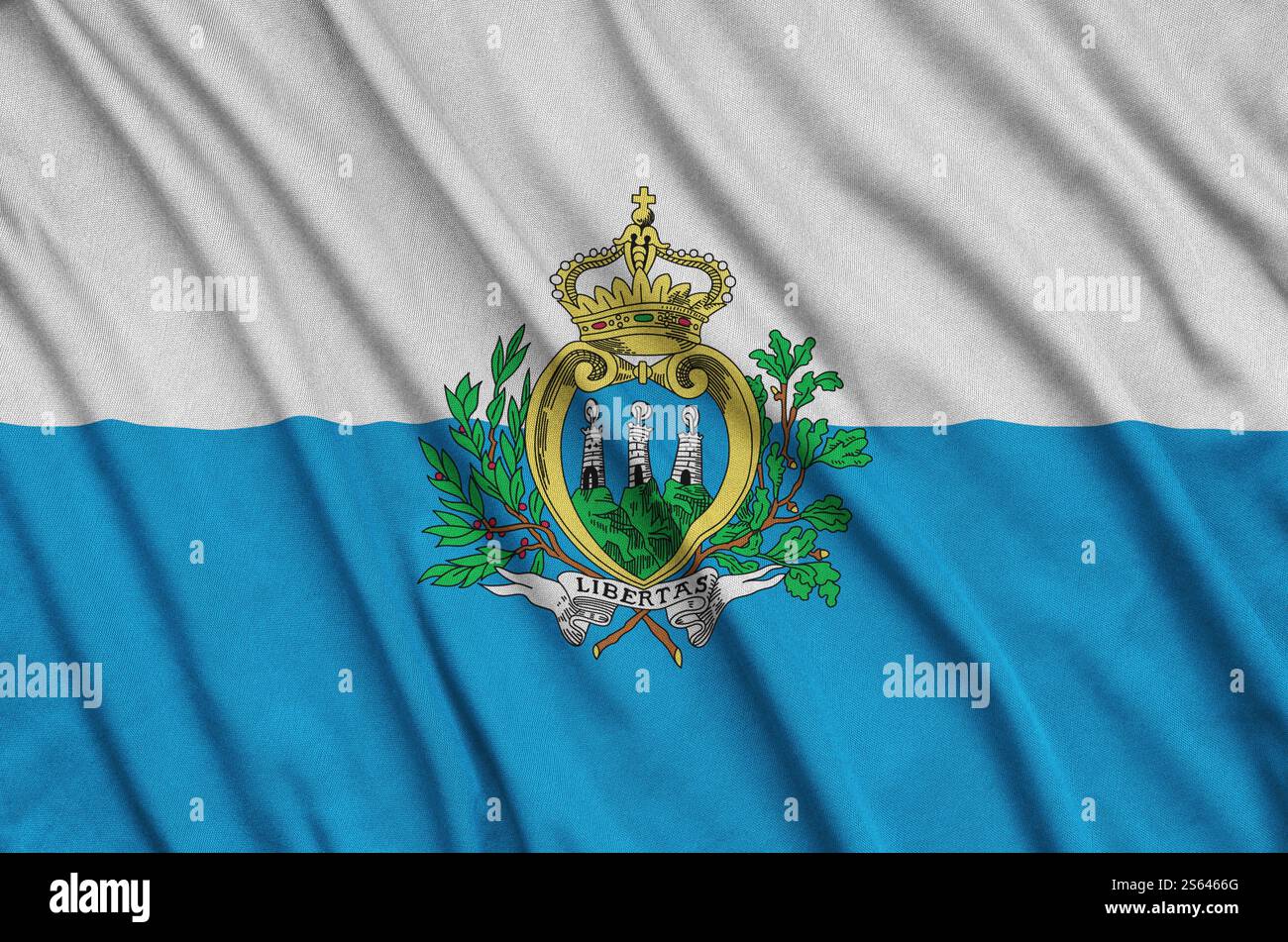 Le drapeau de Saint-Marin est représenté sur un tissu de sport avec de nombreux plis. Bannière agitant l'équipe sportive. Le drapeau de Saint-Marin est représenté sur un tissu de tissu de sport Banque D'Images