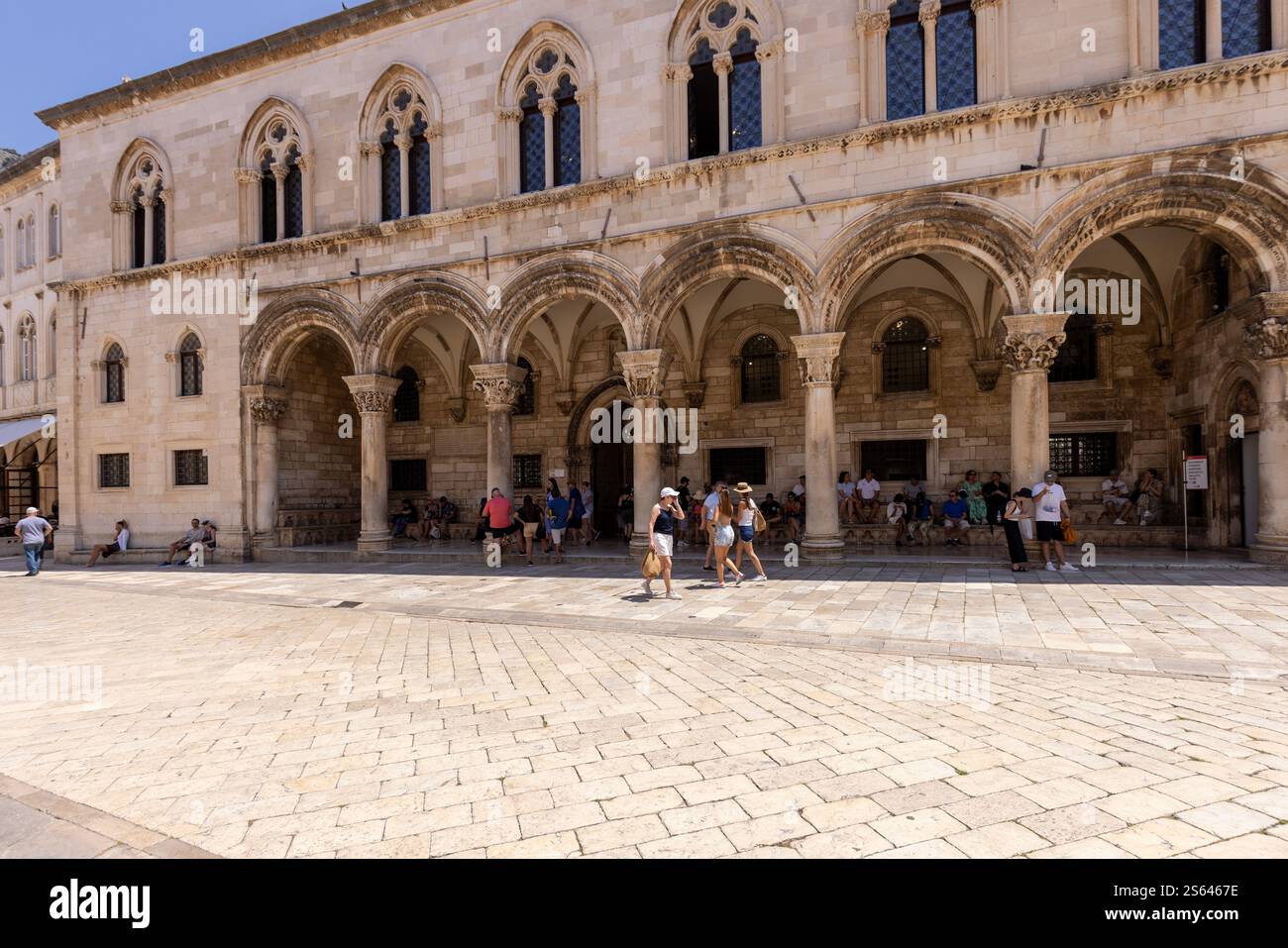 Dubrovnik, Croatie - 27 juin 2023 : Palais du Recteur médiéval situé sur la place Luza. C'est un endroit important dans la vieille ville environnante par City Wall Banque D'Images