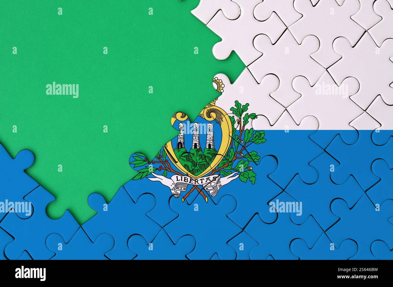 Le drapeau de Saint-Marin est représenté sur un puzzle terminé avec un espace de copie vert gratuit sur le côté gauche. Le drapeau de Saint-Marin est représenté sur un complété Banque D'Images