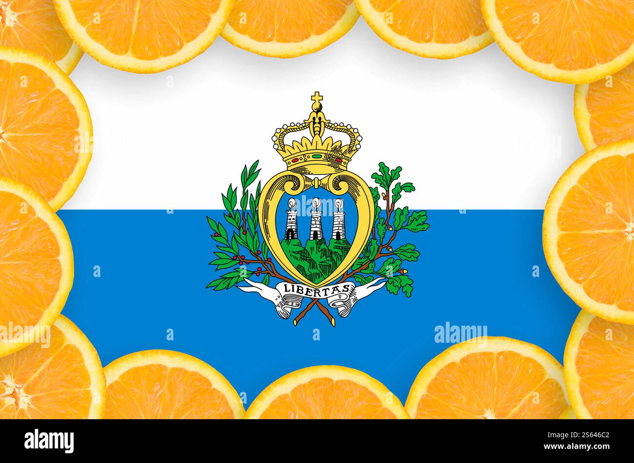 Drapeau de Saint-Marin dans le cadre de tranches d'agrumes orange. Concept de culture ainsi que d'importation et d'exportation d'agrumes. Drapeau de Saint-Marin en frais Banque D'Images