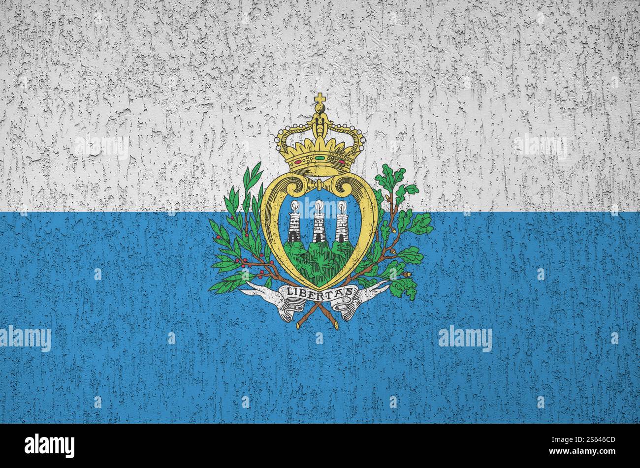 Drapeau de Saint-Marin représenté dans des couleurs de peinture vives sur le vieux mur de plâtrage en relief en gros plan. Bannière texturée sur fond brut. Drapeau de Saint-Marin représenté Banque D'Images