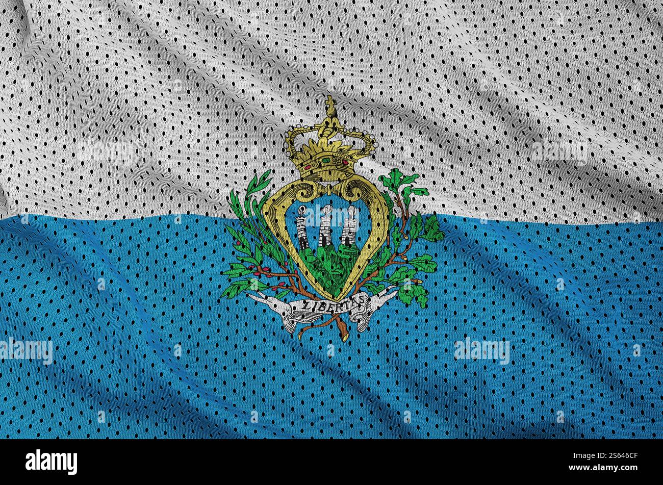 Drapeau Saint-Marin imprimé sur un tissu en maille de sport en nylon polyester avec quelques plis. Drapeau de Saint-Marin imprimé sur une maille de sport en nylon polyester Banque D'Images