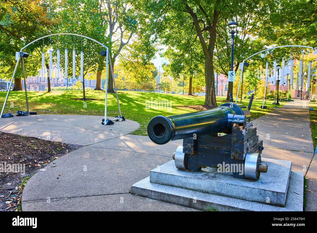 Canon historique et art moderne à Cincinnati Park vue au niveau des yeux Banque D'Images