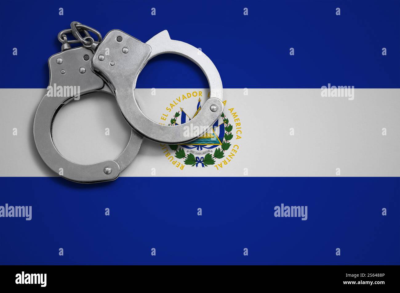 Drapeau du Salvador et menottes de police. La notion de crime et de délits dans le pays. Drapeau du Salvador et menottes de police. Le concept de crime Banque D'Images