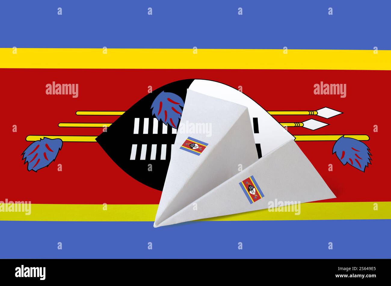 Drapeau du Swaziland représenté sur un avion en papier origami. Concept d'arts orientaux faits à la main. Drapeau du Swaziland représenté sur un avion en papier origami. Arts faits main Banque D'Images