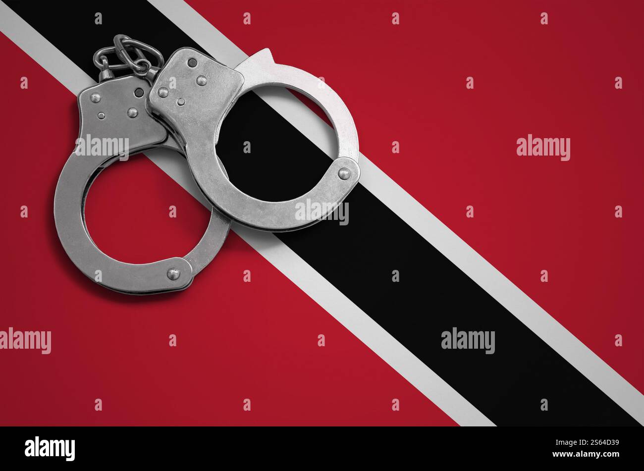 Drapeau de Trinité-et-Tobago et menottes de police. La notion de crime et de délits dans le pays. Drapeau de Trinité-et-Tobago et menottes de police. Le Banque D'Images