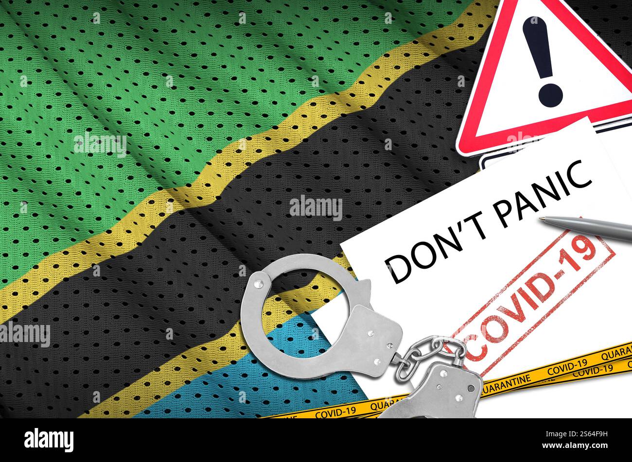 Drapeau tanzanien et menottes de police avec inscription ne paniquez pas sur papier blanc. Concept de coronavirus ou virus pandémique 2019-nCoV. Drapeau de Tanzanie et Banque D'Images