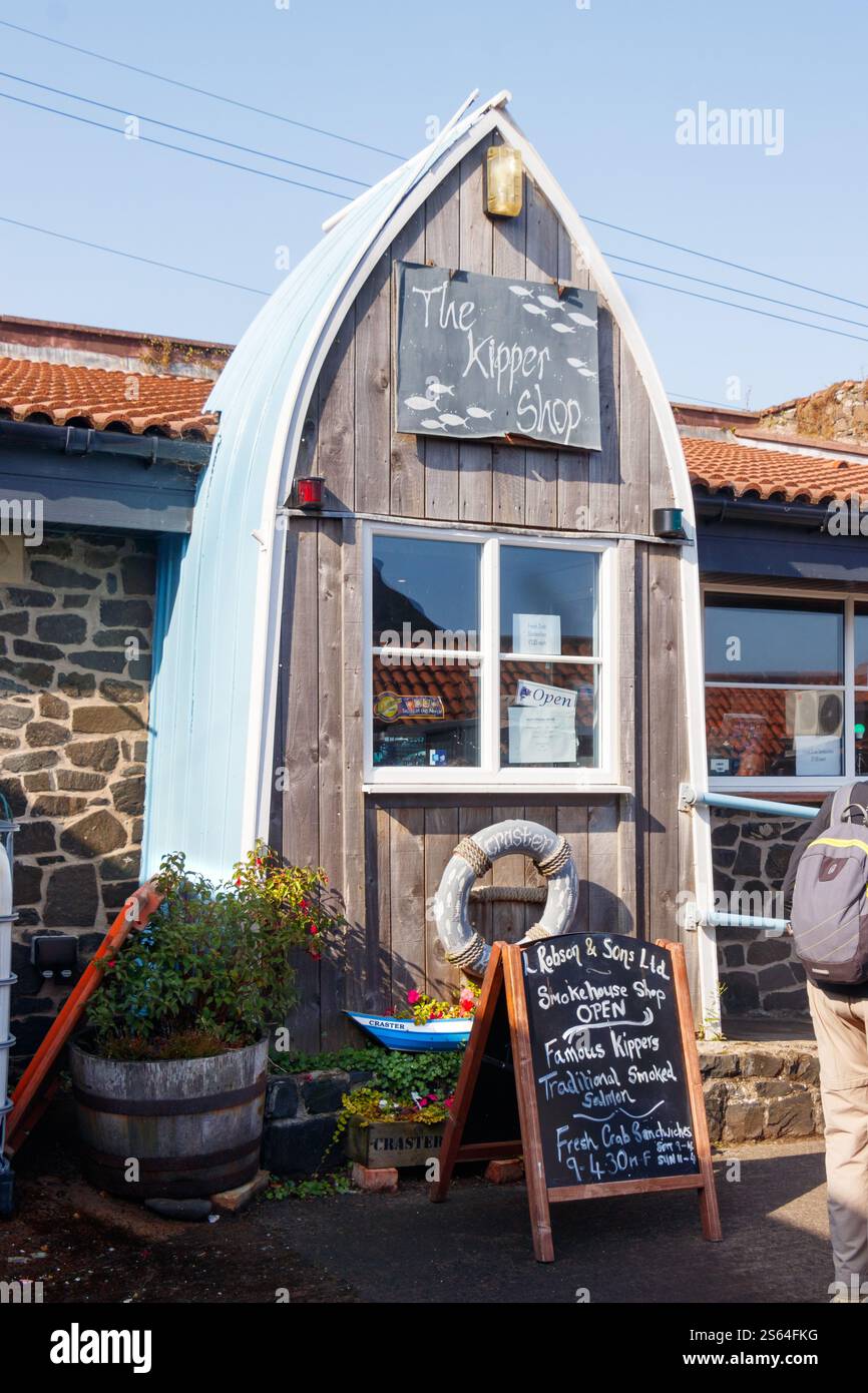 bateau renversé l'entrée de la boutique de kipper dans craster village de pêcheurs traditionnel northumberland uk kippers Banque D'Images