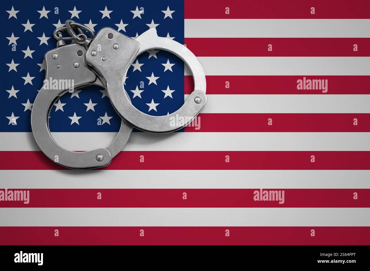 Drapeau des États-Unis d'Amérique et menottes de police. La notion de crime et de délits dans le pays. Drapeau et police des États-Unis d'Amérique Banque D'Images