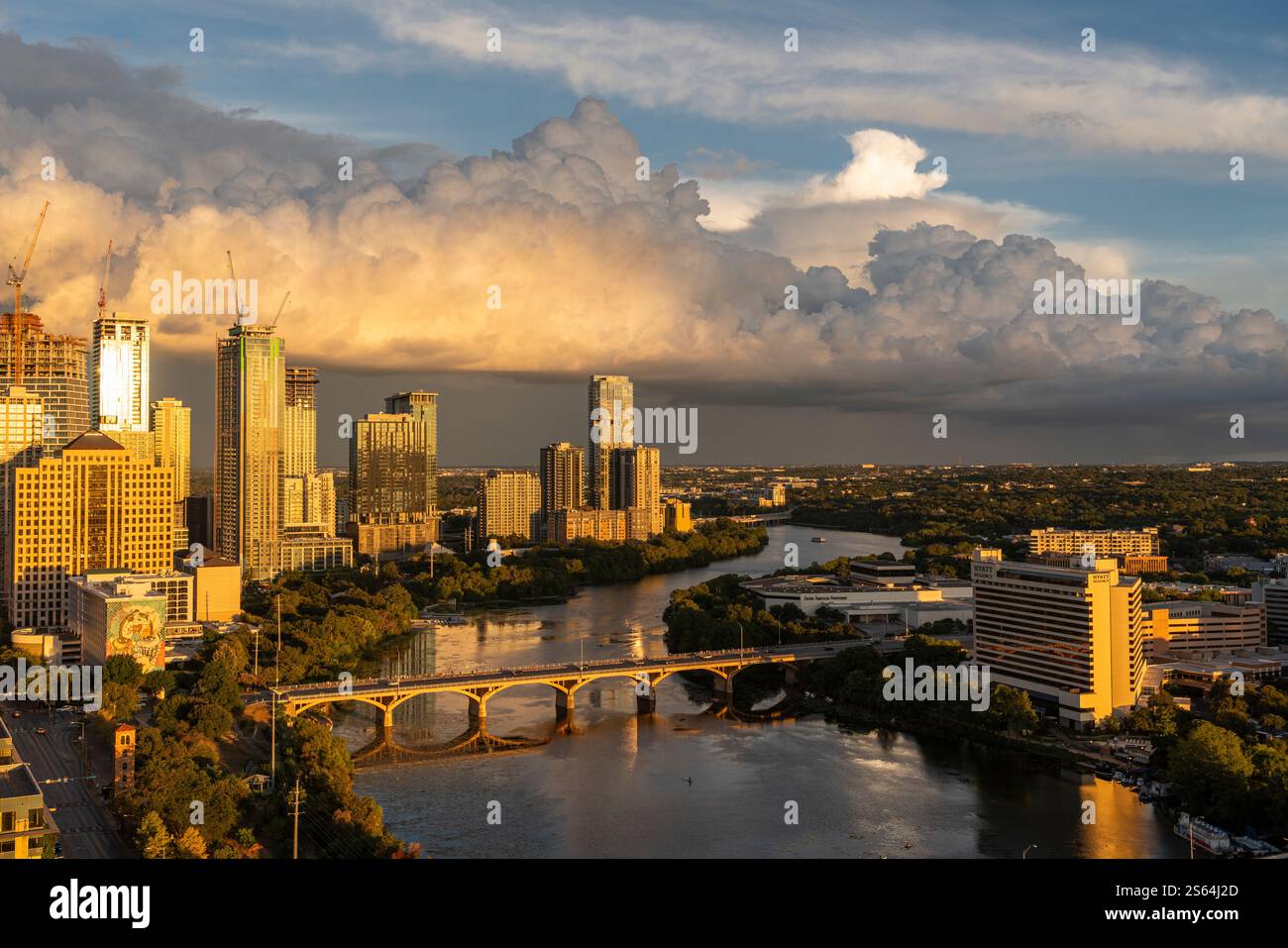 Cumulonimbus nuages nocturnes sur Austin Texas skyline avec Ladybird Lake et Congress Street Bridge. Banque D'Images