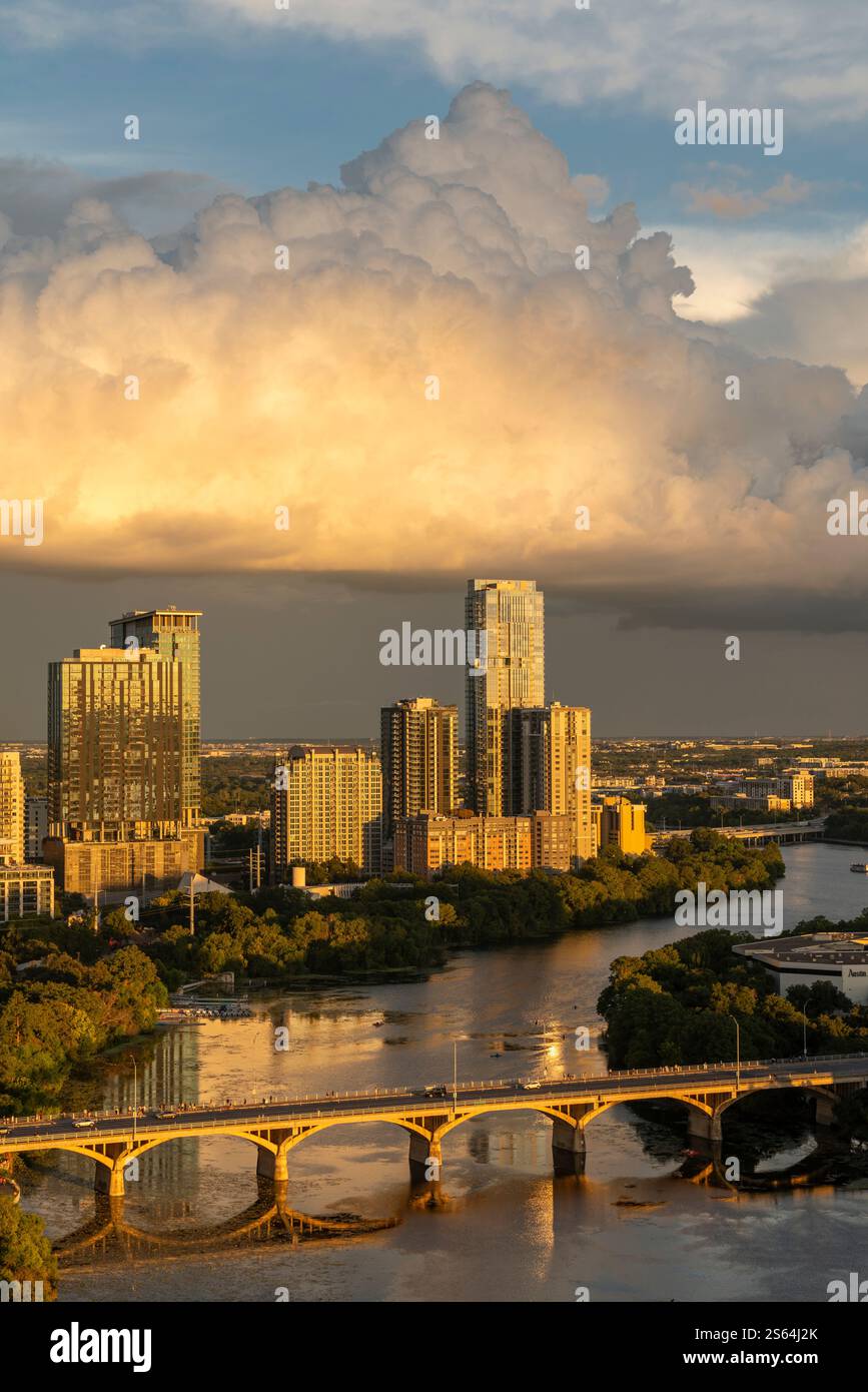 Cumulonimbus nuages nocturnes sur Austin Texas skyline avec Ladybird Lake et Congress Street Bridge. Banque D'Images