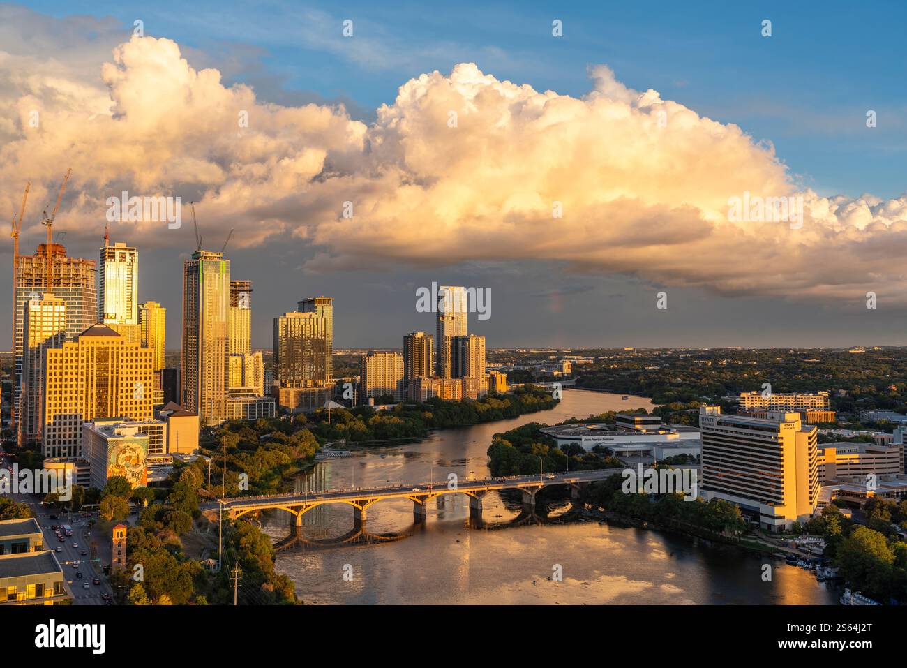 Cumulonimbus nuages nocturnes sur Austin Texas skyline avec Ladybird Lake et Congress Street Bridge. Banque D'Images