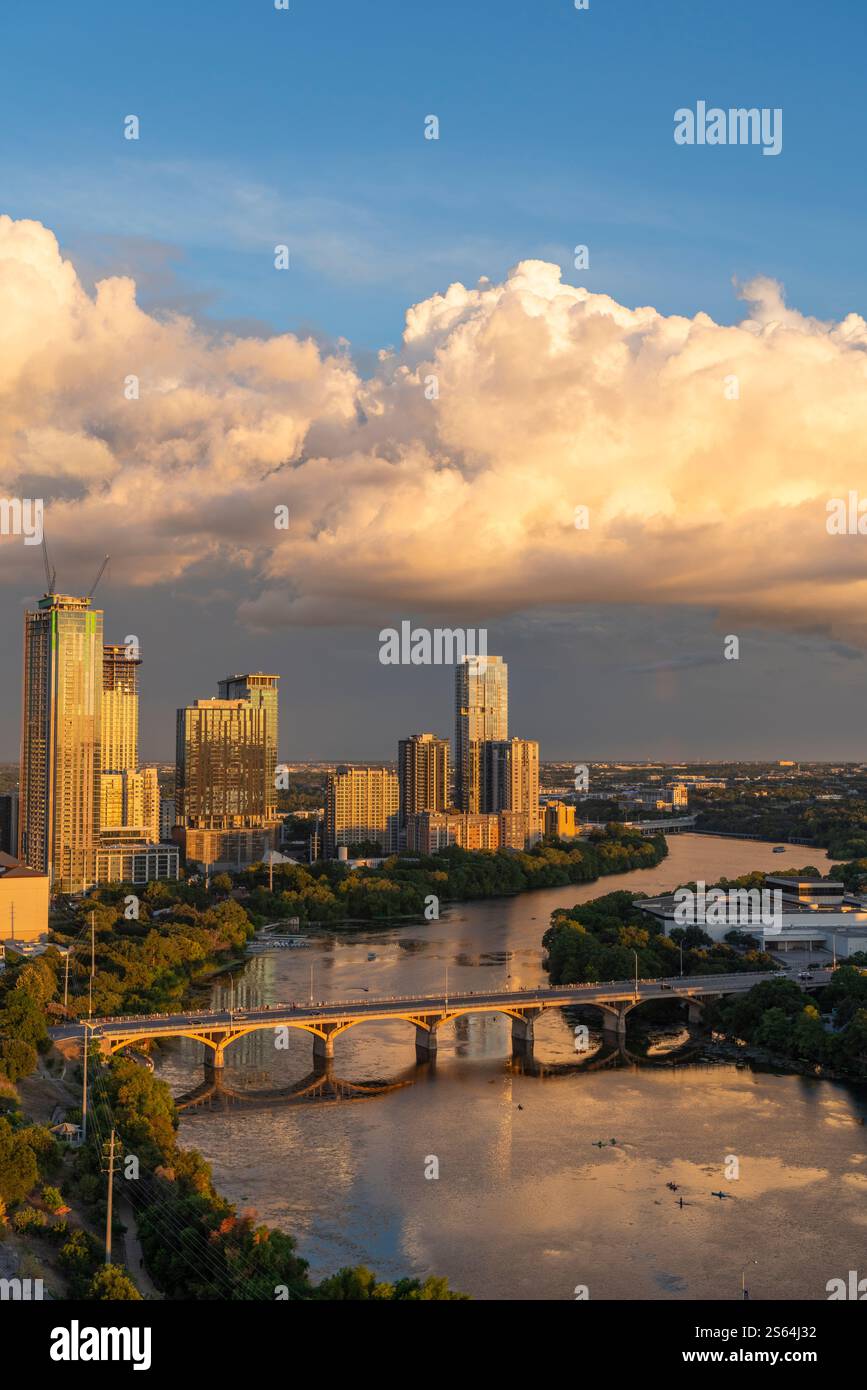 Cumulonimbus nuages nocturnes sur Austin Texas skyline avec Ladybird Lake et Congress Street Bridge. Banque D'Images