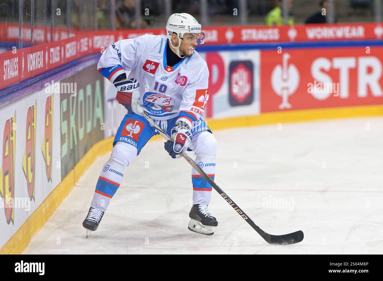 Genève, Suisse. 15 janvier 2025. Genève, Suisse, 15 janvier 2025 : Sven Andrighetto (10 ZSC Lions) contrôle le palet (action) pendant le match de la Ligue des Champions entre Geneve Servette HC et ZSC Lions aux Vernets à Genève, Suisse (Giuseppe Velletri/SPP) crédit : SPP Sport Press photo. /Alamy Live News Banque D'Images